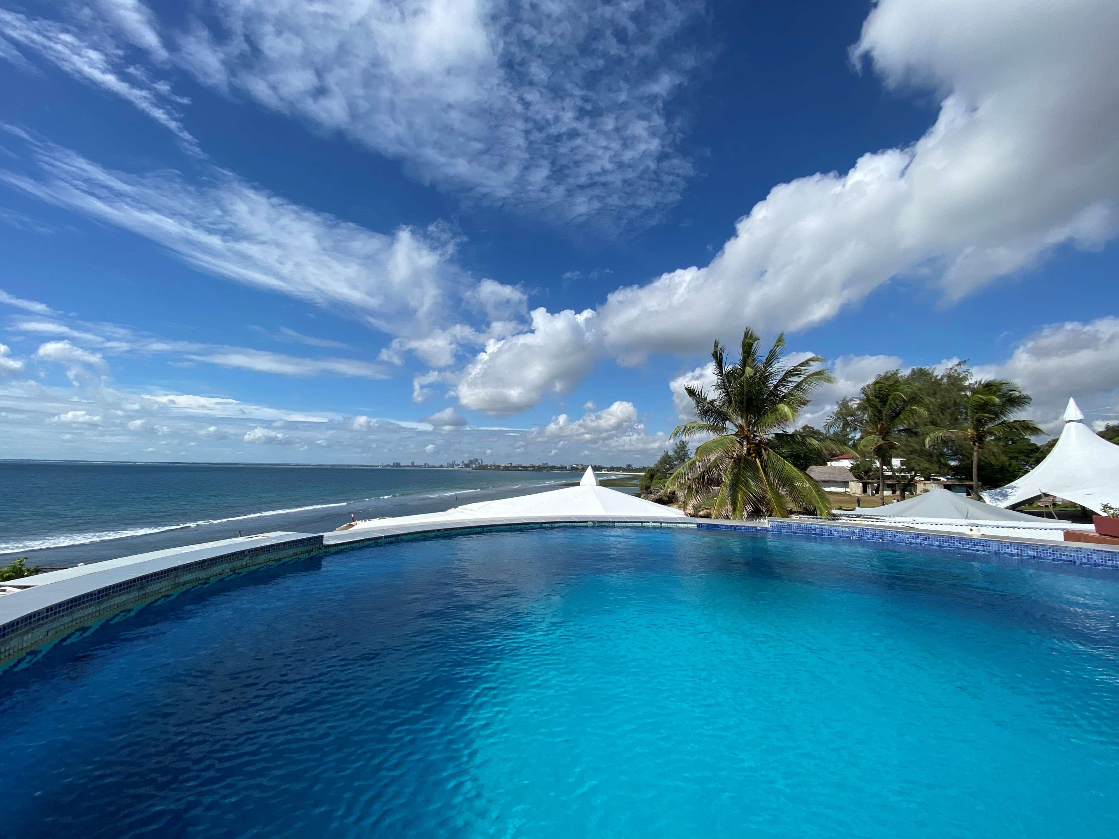 Golden Tulip Dar Es Salaam Hotel Екстериор снимка