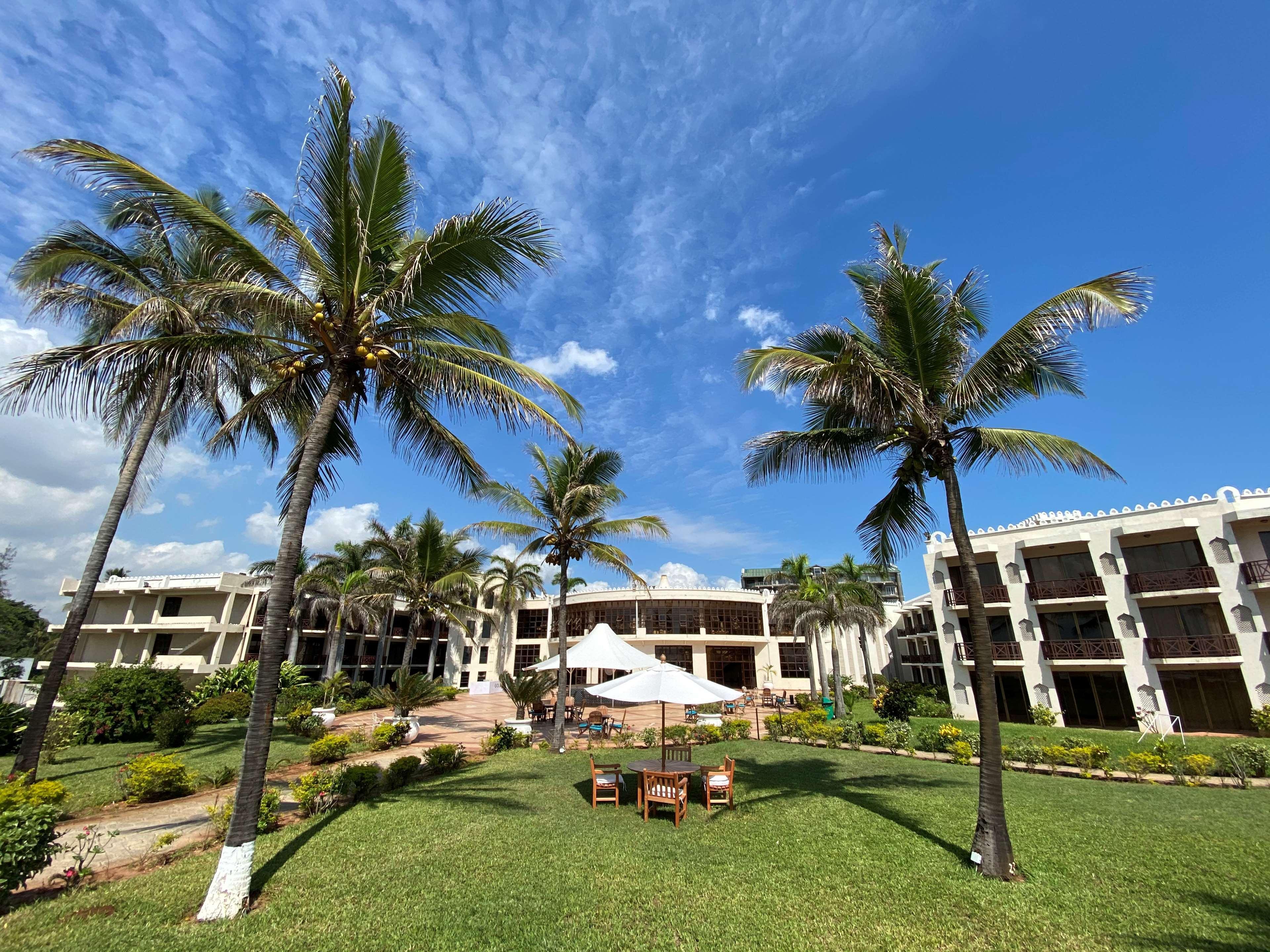 Golden Tulip Dar Es Salaam Hotel Екстериор снимка